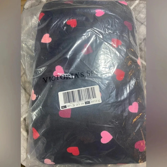 VICTORIA’S Secret Sherpa Heart Blanket - Picture 1 of 3